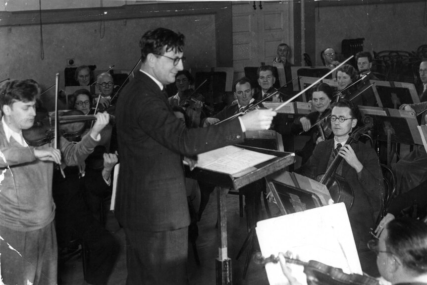 A black and white photograph of Bernard Heinze conducting with Yehudi Menuhin as soloist.