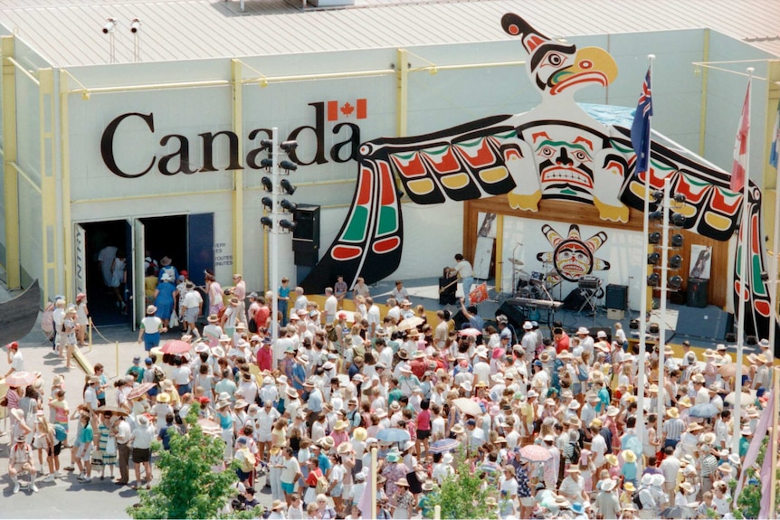Hundreds of people waiting to enter the Canada stand at Expo 88 in Brisbane.