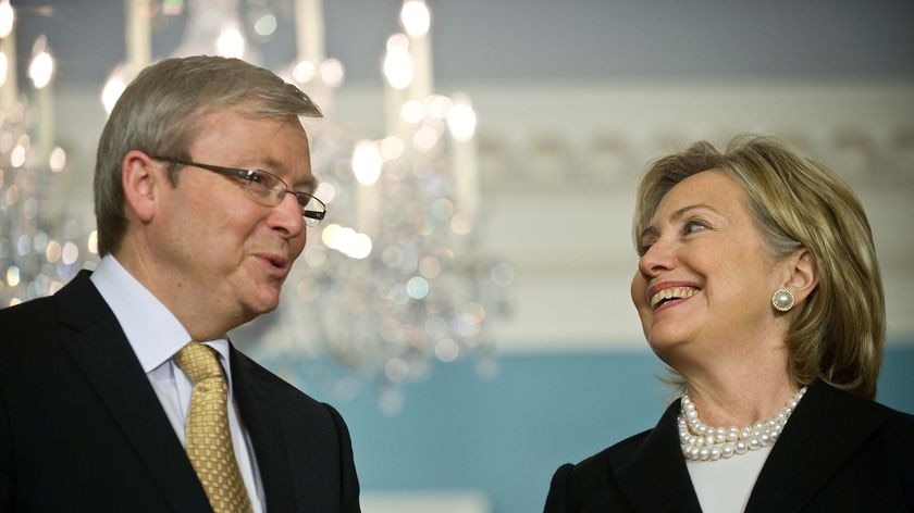 Kevin Rudd speaks with US Secretary of State Hillary Clinton. (AFP : Nicholas Kamm )