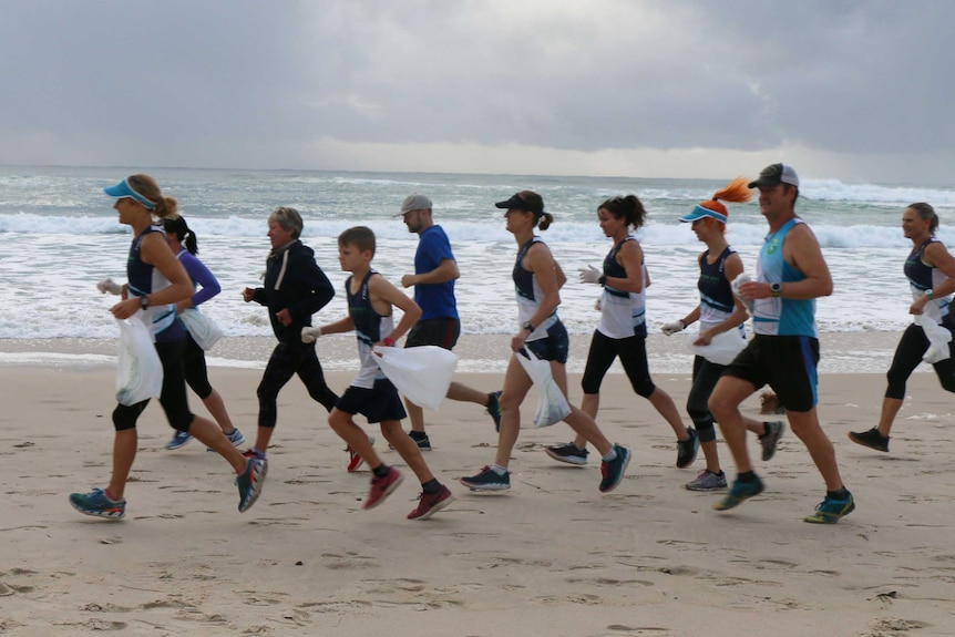 Byron Bay runners on a plogging run