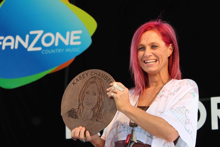 Kasey Chambers with brass plaque