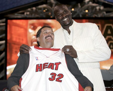 Thousands greet Shaq in Miami - ABC News