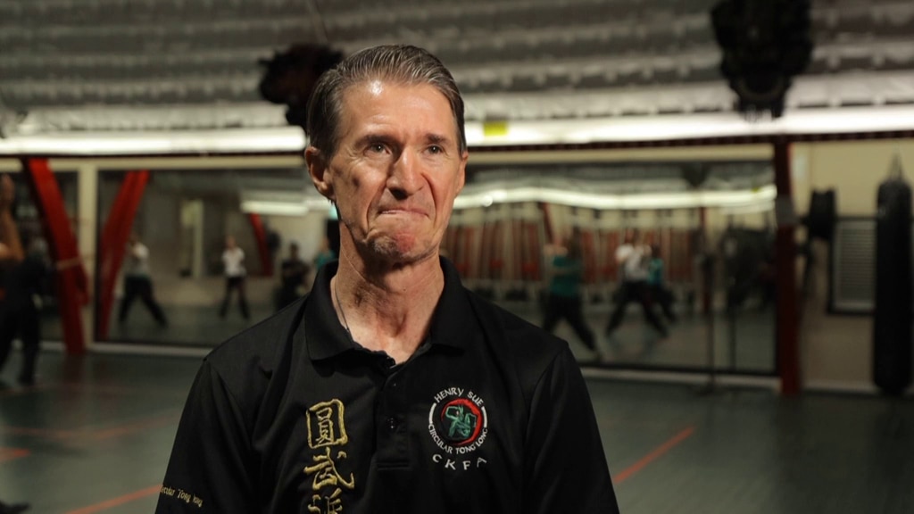 Um homem em uma escola chinesa de artes marciais