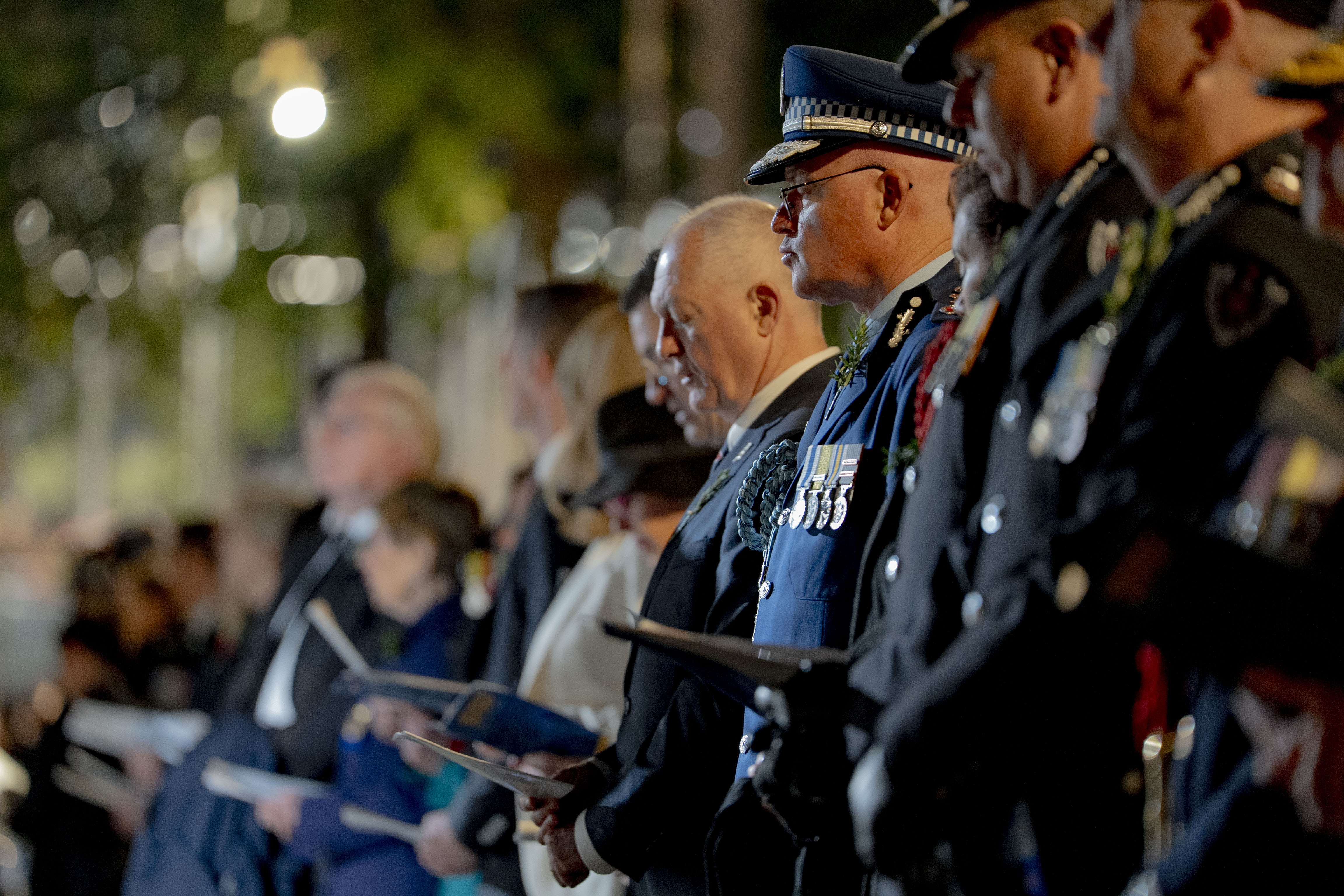 Hombres y mujeres militares se reúnen en Martin Place para el Día de Anzac.
