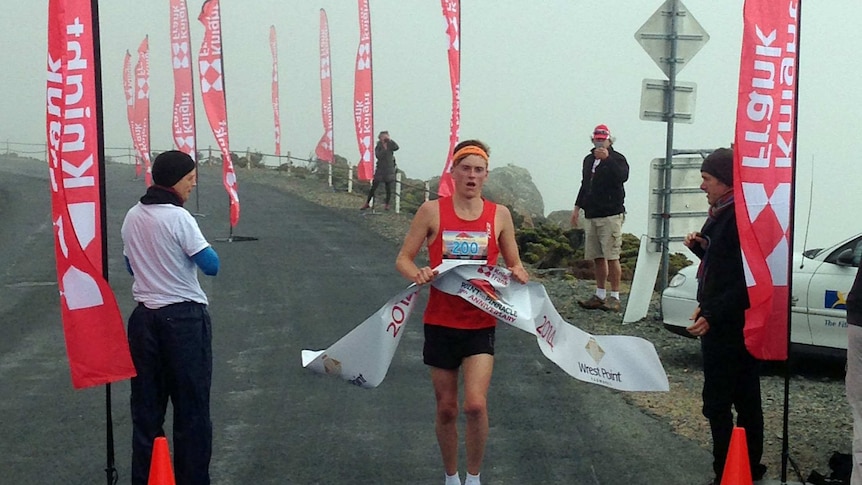 Dylan Evans wins 2014 Pont to Pinnacle half marathon