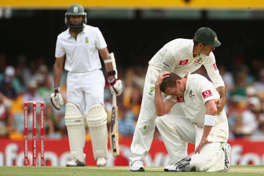 Ricky Ponting consoles bowler Peter Siddle after a dropped caught-and-bowled chance