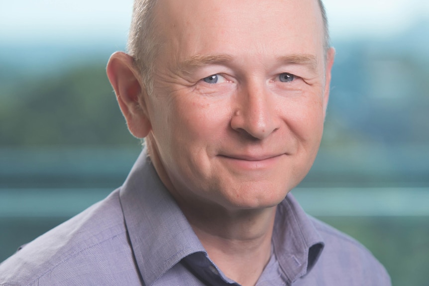 Close up head shot of Dr Simon Finder smiling.