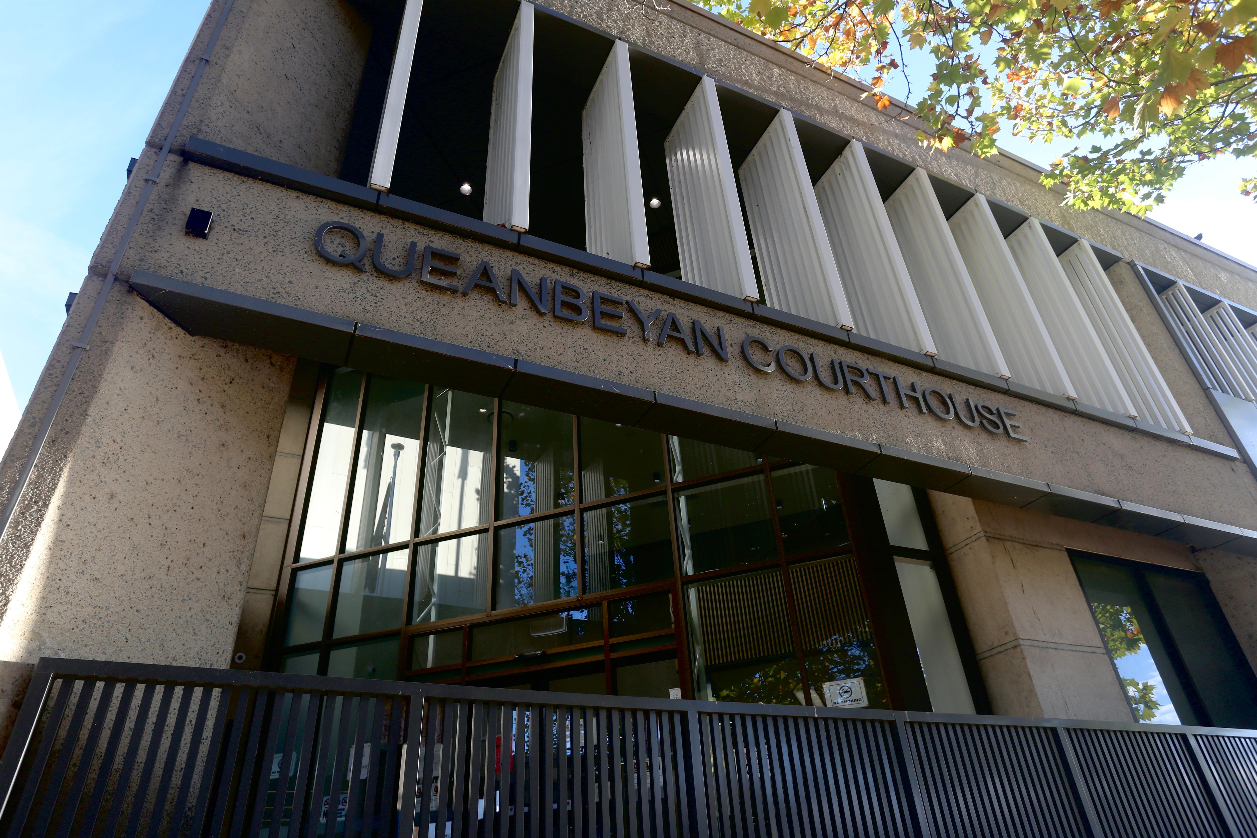 Un edificio de hormigón de dos pisos con "Palacio de justicia de Queanbeyan" Rotulación en la fachada.