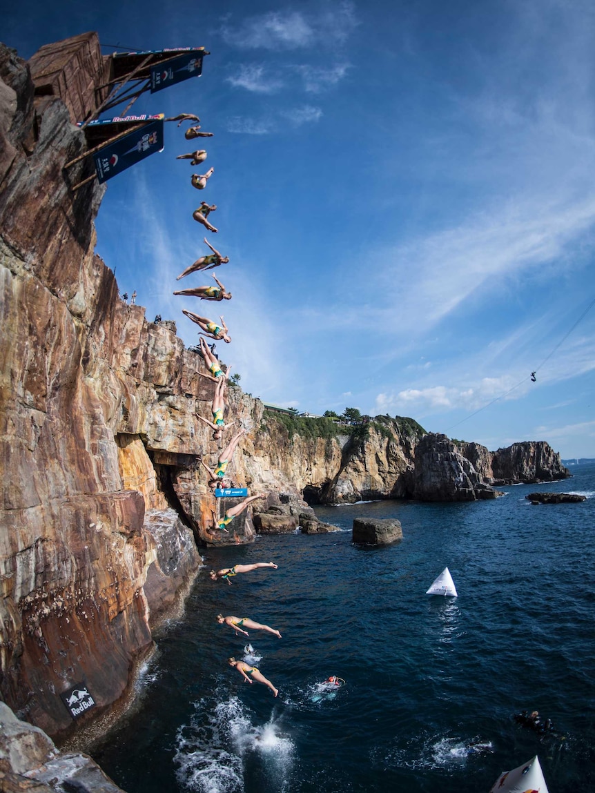 The full flight of one of Australian cliff diver Rhiannan Iffland's world championship winning dives.