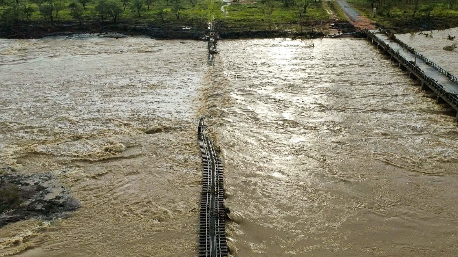 El río Brown fluye sobre la plataforma de un puente ferroviario.