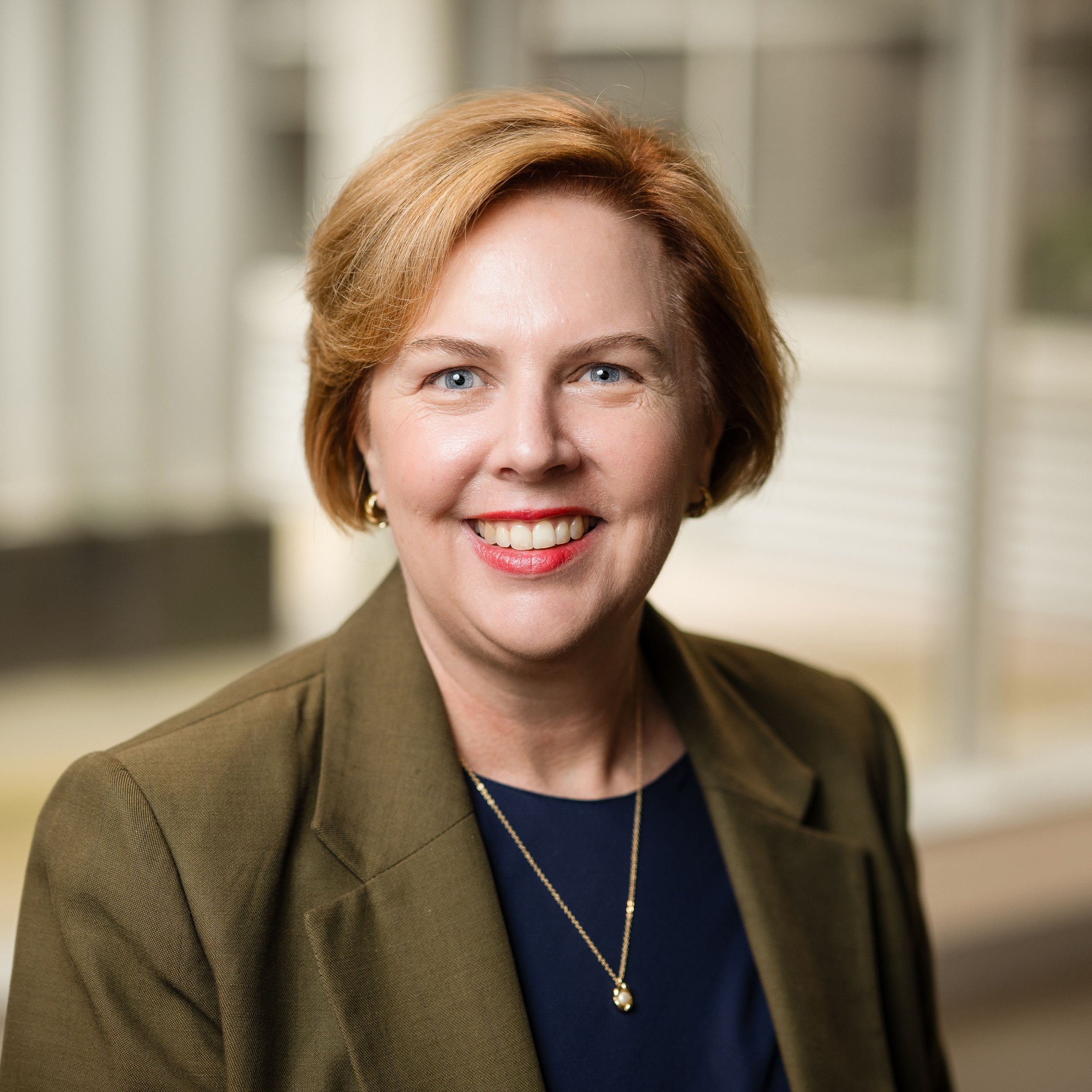 Primer plano de una mujer sonriente. 