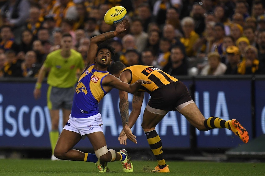 Willie Rioli and Shaun Burgoyne contest for the ball.