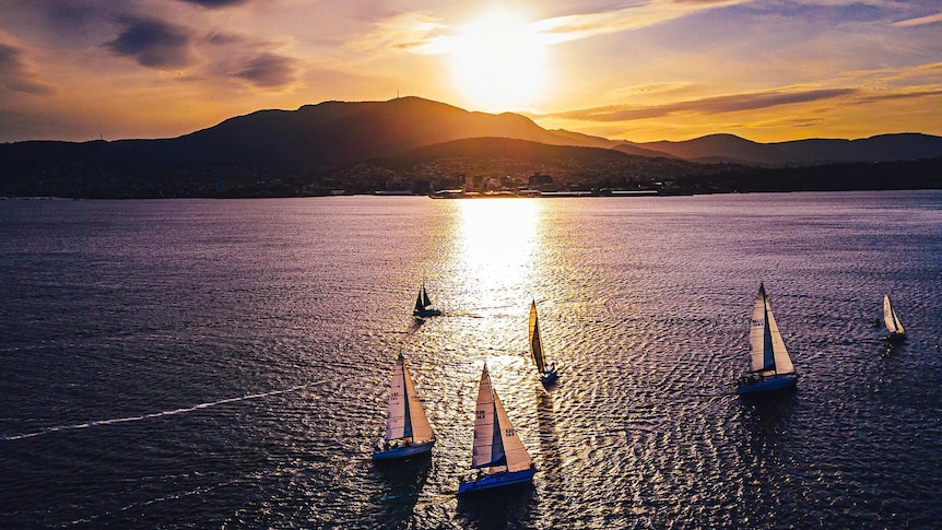 Coucher de soleil sur le mont Wellington/kunanyi de Hobart avec des voiliers sur la Derwent.