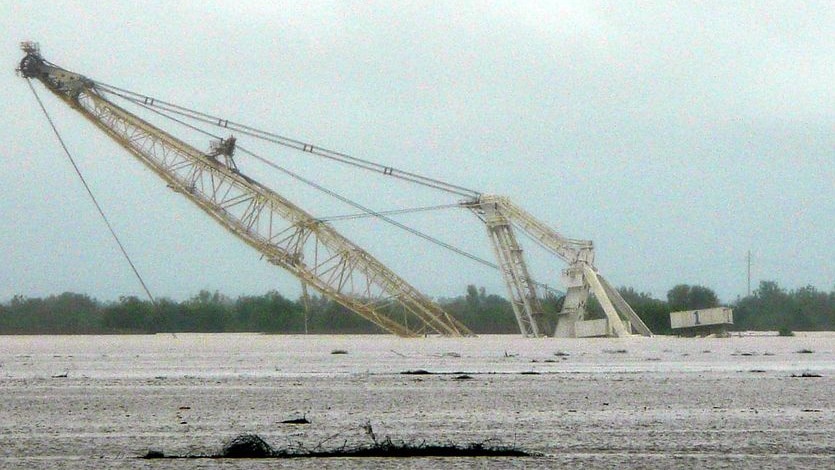 Heavy rains in the Fitzroy catchment in January and February 2008 flooded a number of coal mines and submerged a drag line