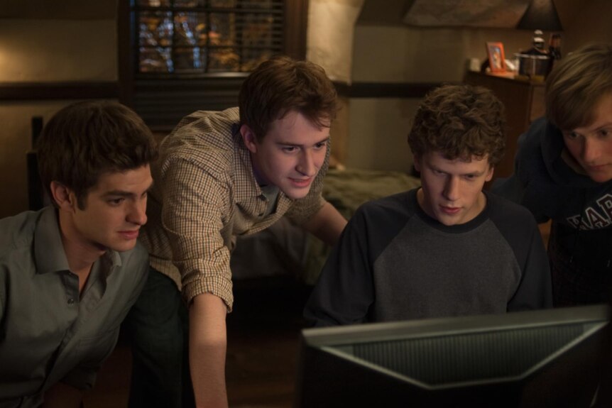Una película que todavía muestra a cuatro universitarios, incluido Mark Zuckerberg, apiñados alrededor de una computadora de escritorio.
