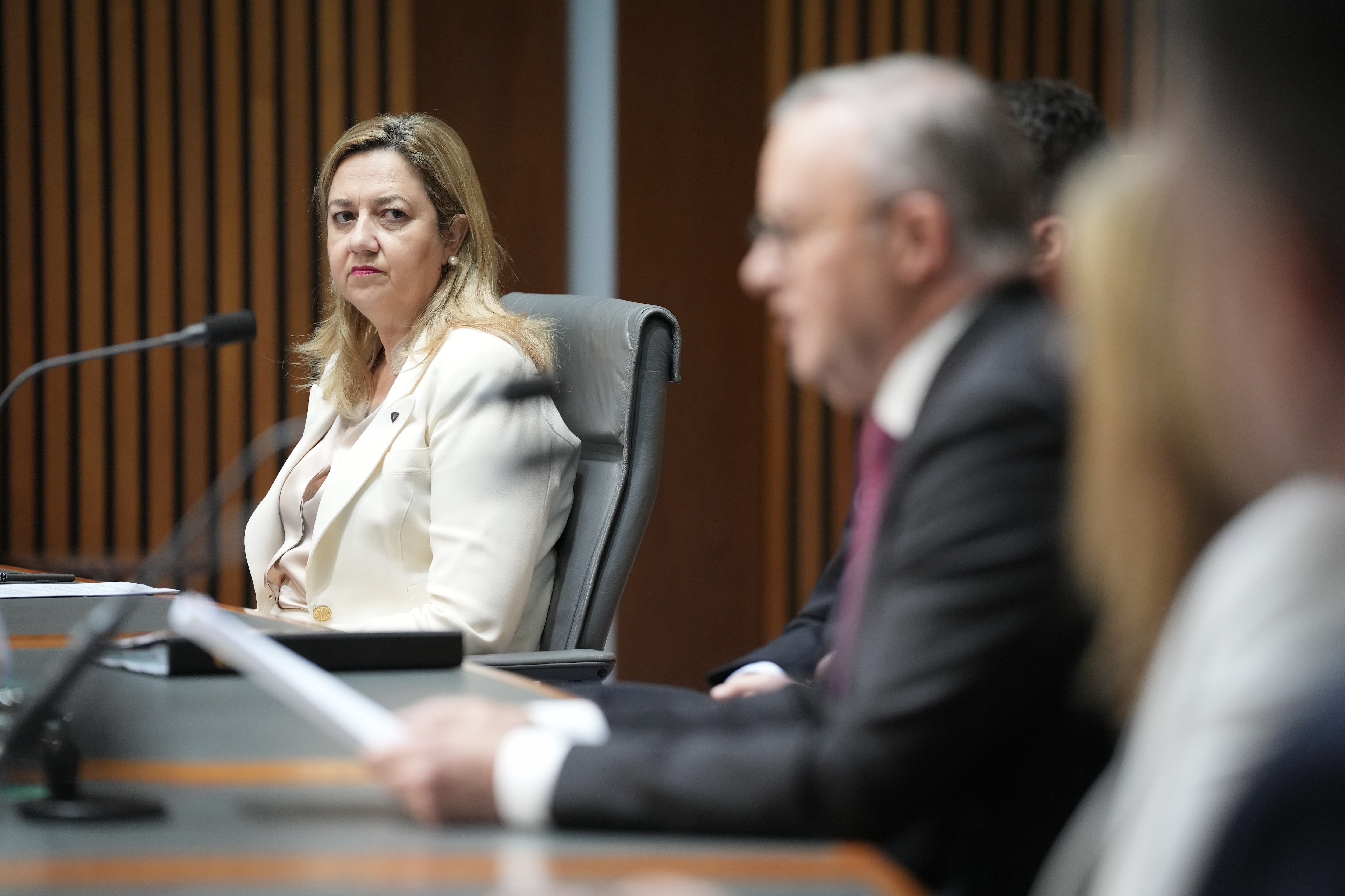 Annastacia Palaszczuk na conferência de imprensa do Gabinete Nacional