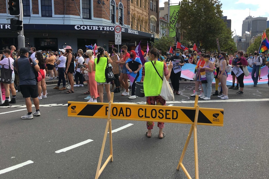 Oxford Street a été fermée alors que les gens marchaient le long de la route.