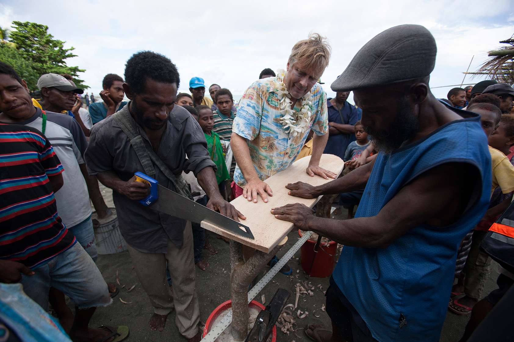 Papua New Guinea surfers learn ancient craft of building DIY boards ...