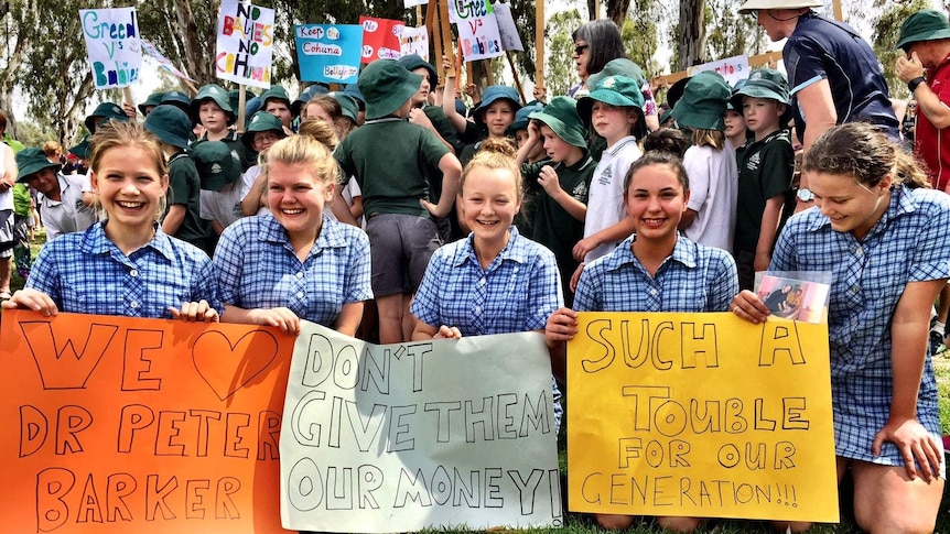 Students at a rally in Cohuna in November 2017 showing support for the local hospital.