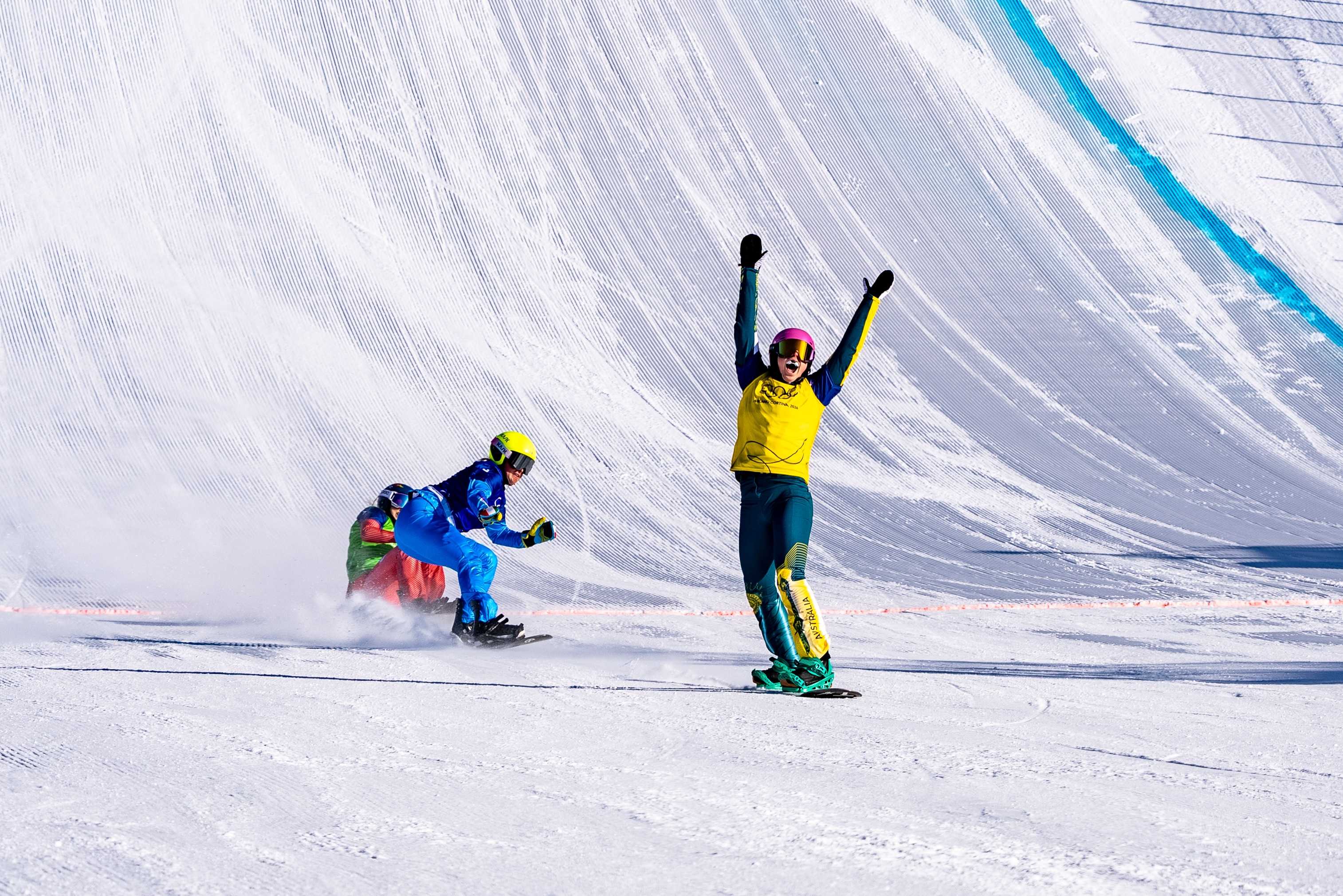 Josie Baff levanta os braços