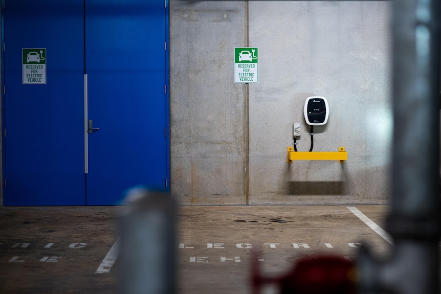 这款电动车充电器位于达尔文国会大厦附近的地下停车场。