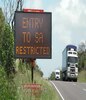 高速公路上的标志写着“进入 SA 受限”。
