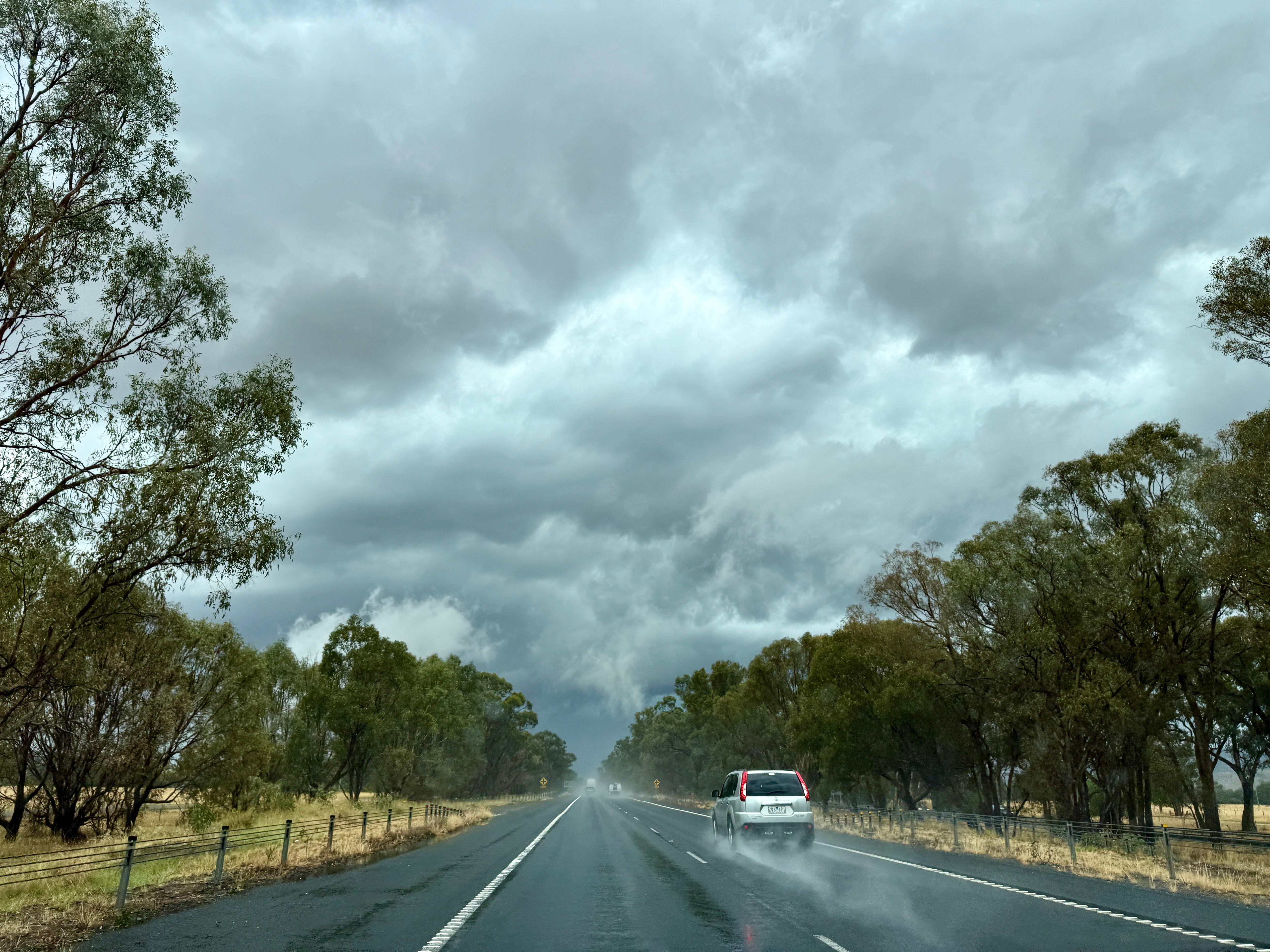 La lluvia cae desde un cielo nublado en la autopista Hume cerca de Euroa.