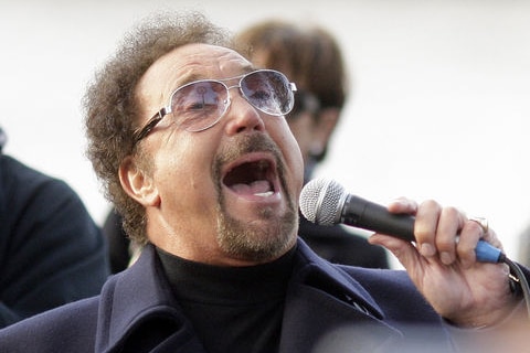 Tom Jones busks in London