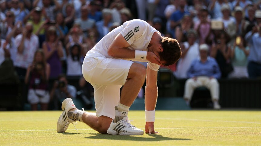 Murray drops to court after winning Wimbledon