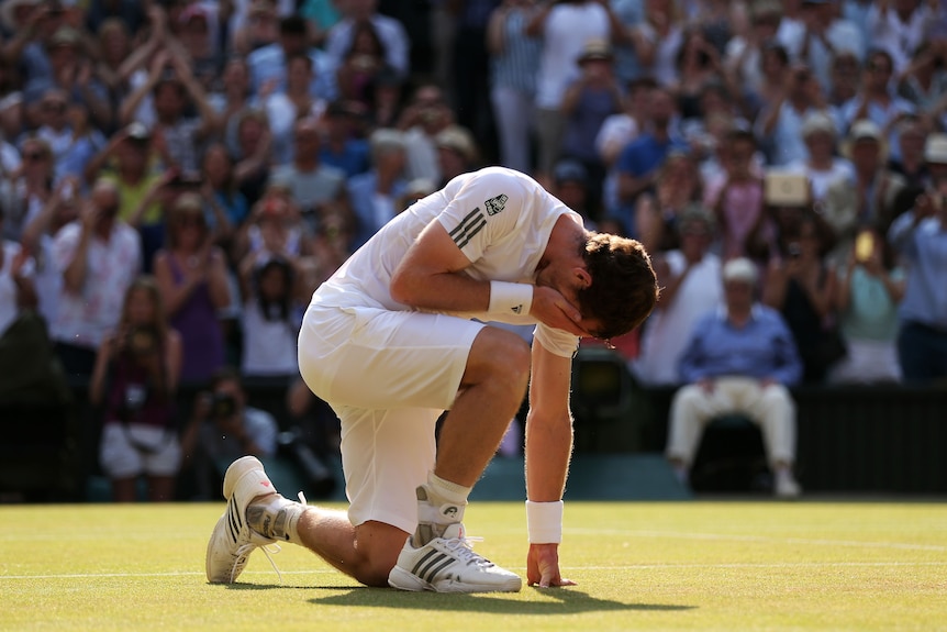 Murray drops to court after winning Wimbledon