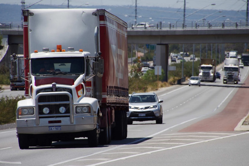 A truck travels along Roe Highway.