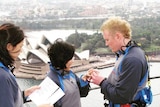 Pasangan di Sydney Harbour Bridge