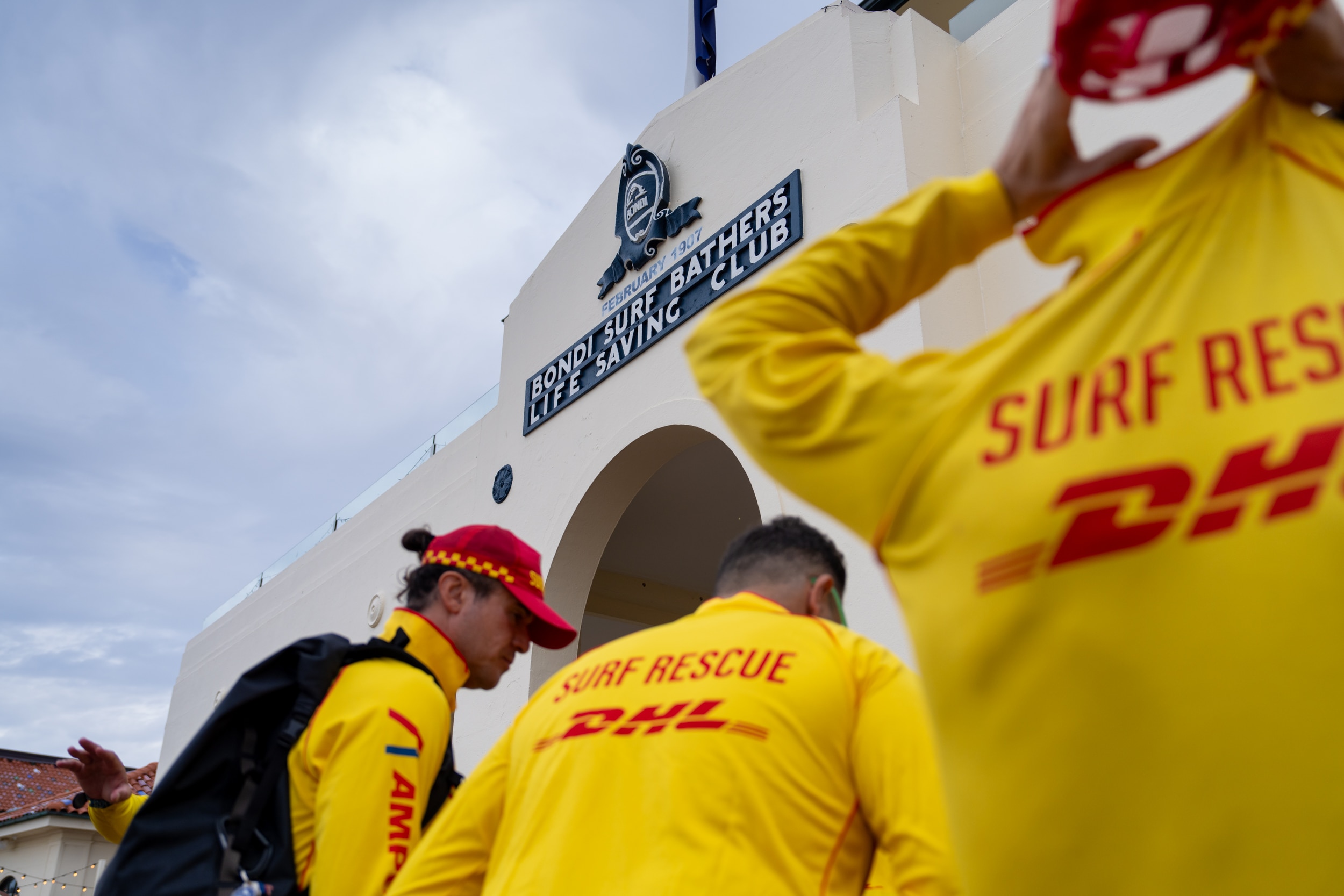 Vários salva-vidas fazendo as malas em frente ao Bondi Surf Life Saving Club