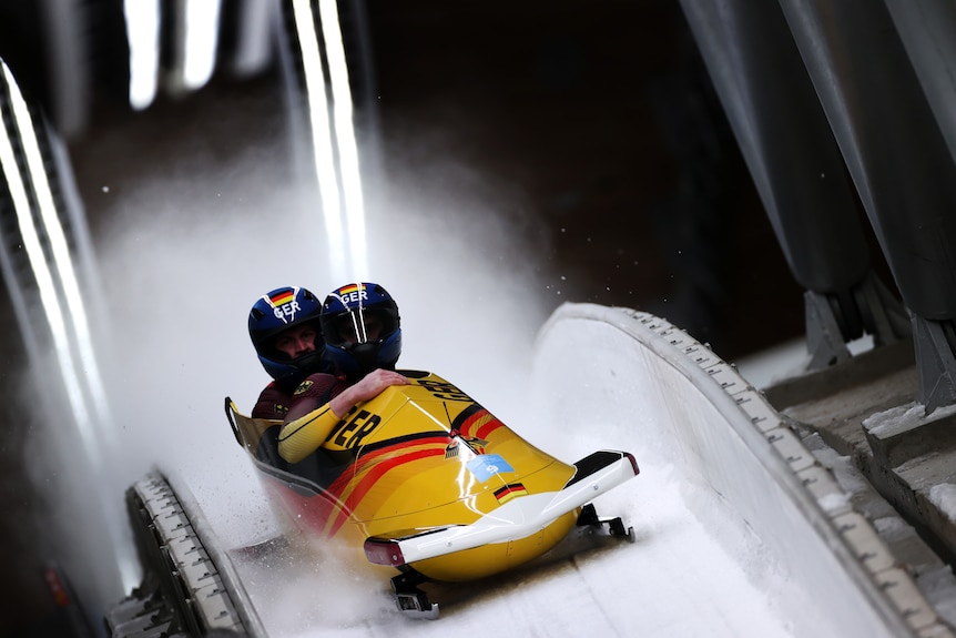 Christoph Hafer y Matthias Sommer del equipo de Alemania compiten en el bobsleigh de dos hombres en los Juegos Olímpicos de Beijing