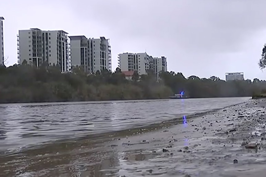 A wide shot showing the foreshore of the Swan River in Maylands.