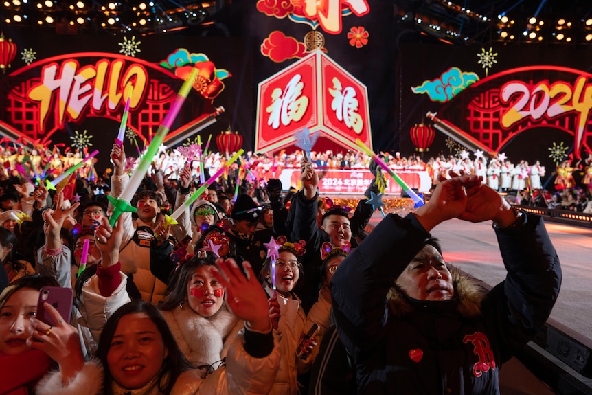 Crowds smile in Beijing for New Year 