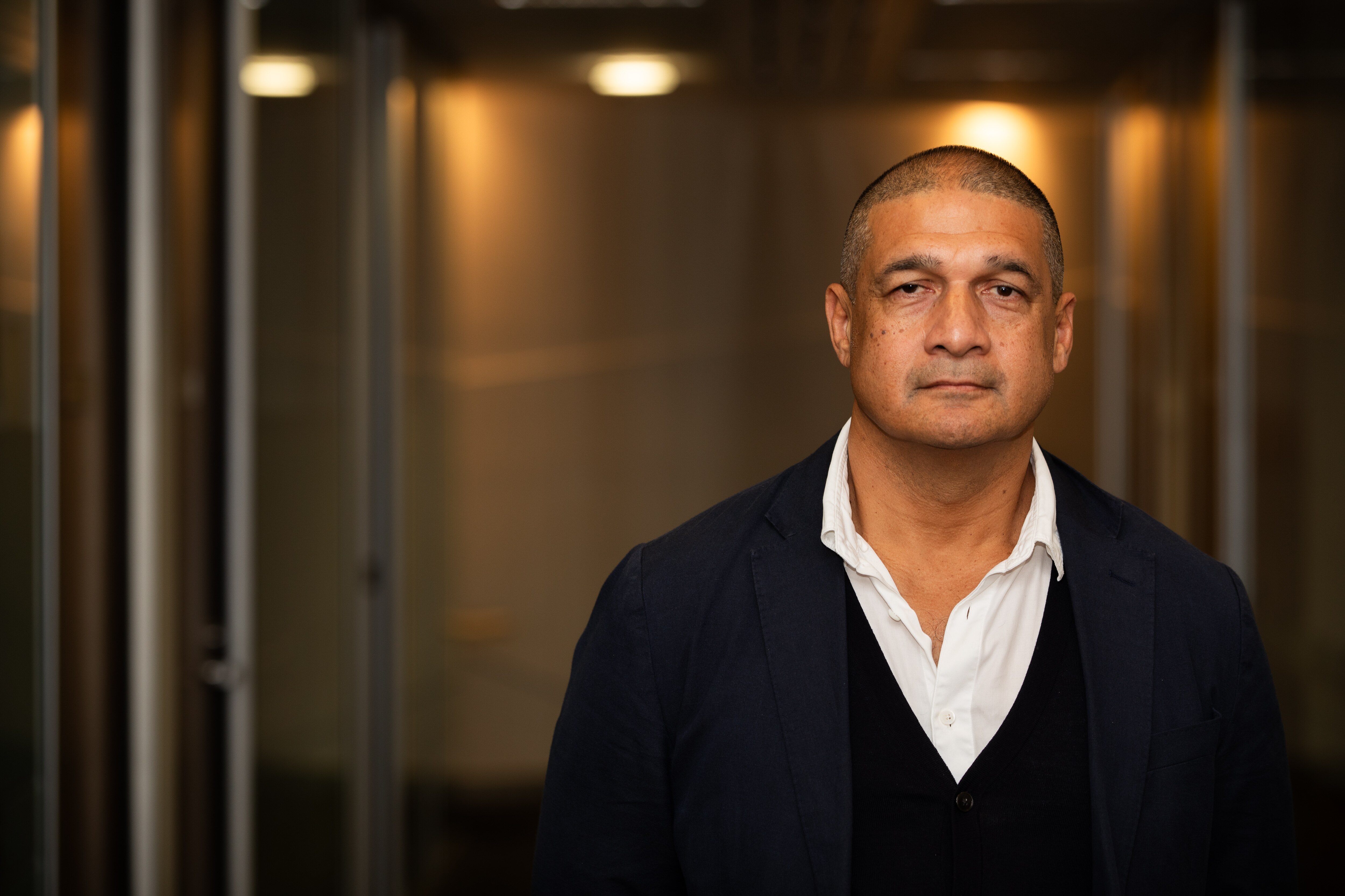 Raymond da Silva Rosa se encuentra en un pasillo.