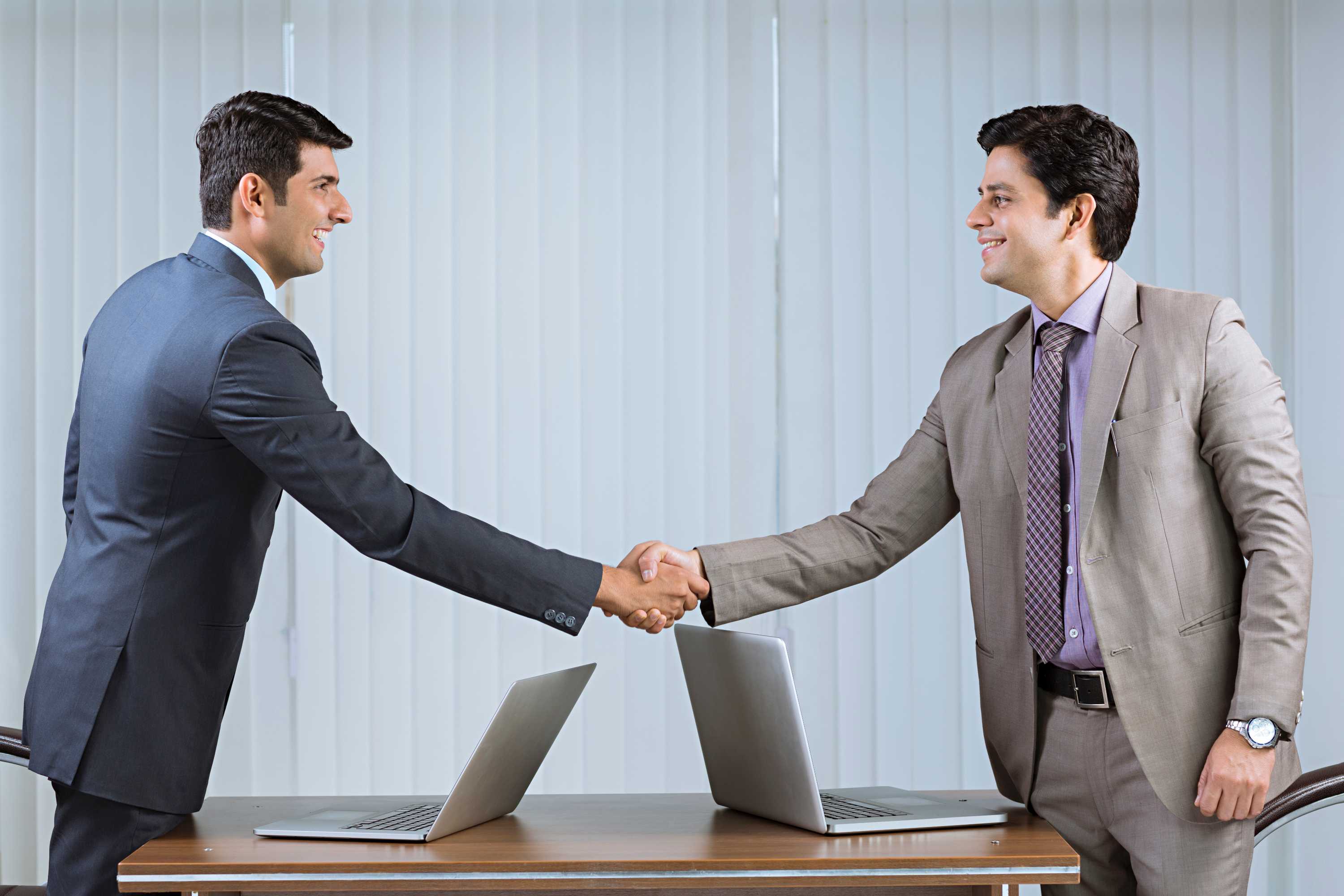 Деловой мужчина. Coffee meeting. Фото мужик встреча с сыном в офисе. Man and meet. Встреча рукопожатие.