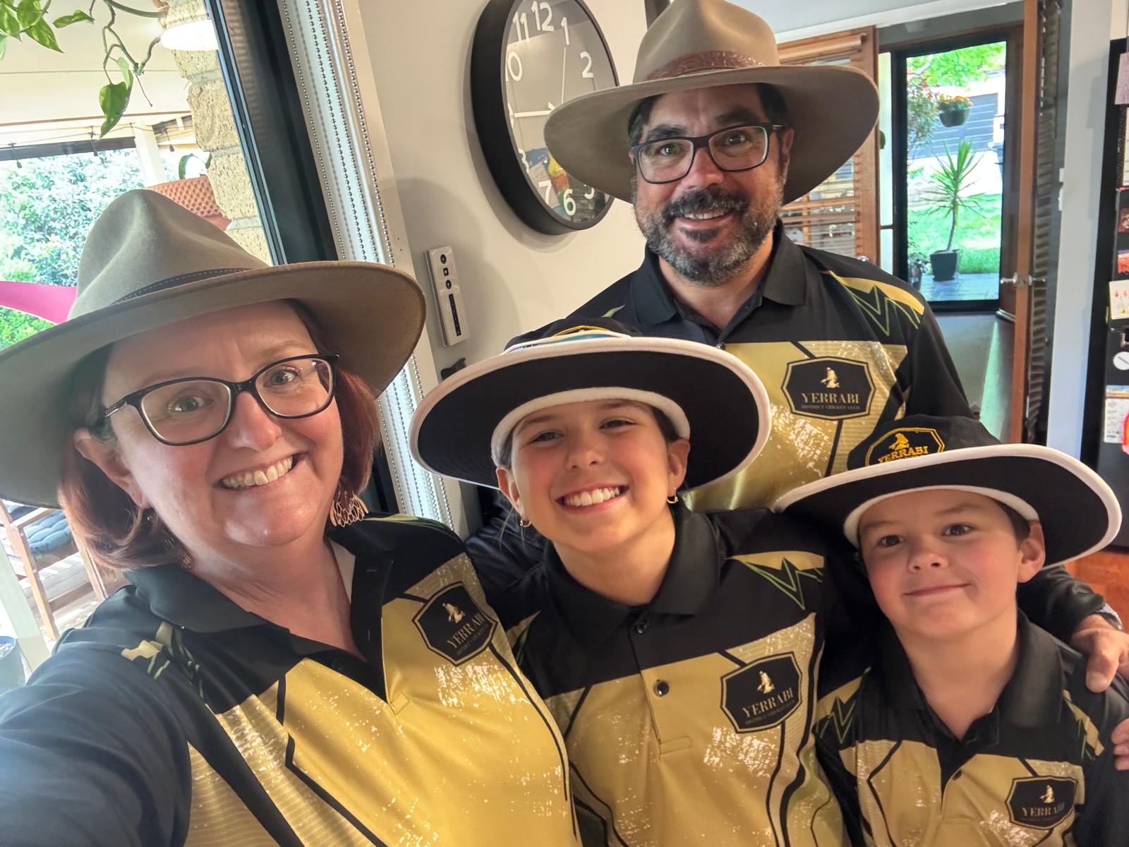 Grilos do clube Yerrabi simulando a câmera.