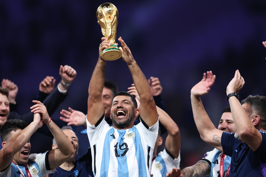 L'ancien joueur argentin Sergio Aguero soulève le trophée de la Coupe du Monde de la FIFA lors des célébrations après la finale du Qatar.