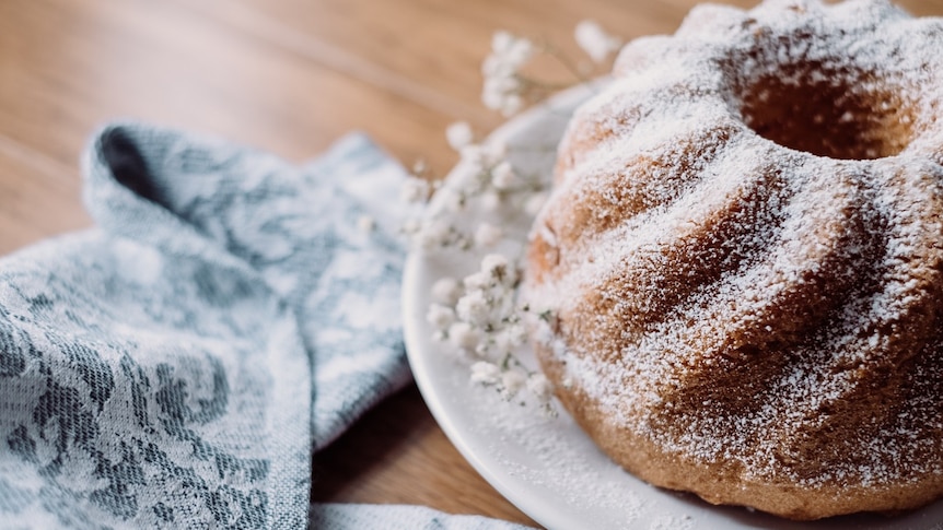 Bundt cake dusted with icing sugar