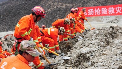 Rescuers search for buried mine workers in Tibet