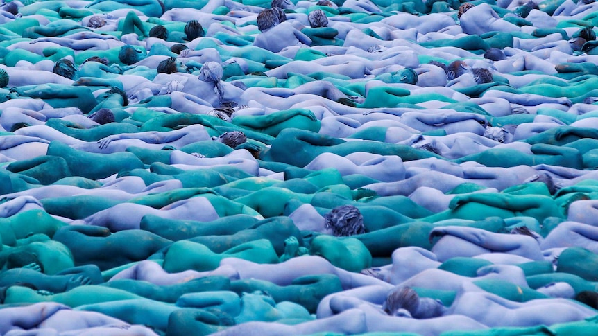Thousands get naked, and blue for Spencer Tunick art
