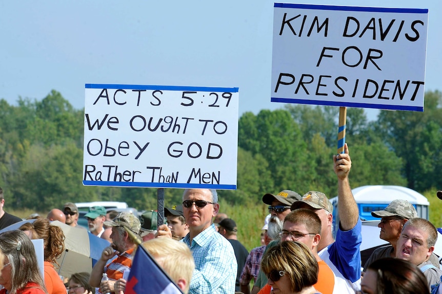 Supporters rally for Kim Davis