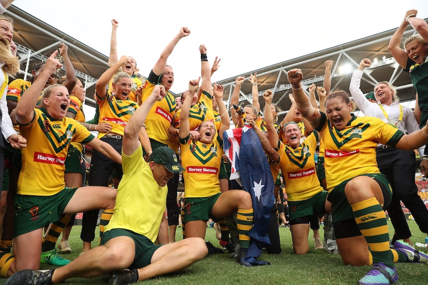 Los Jillaroos cantan la canción del equipo después de ganar la Copa Mundial de la Liga de Rugby 2017.