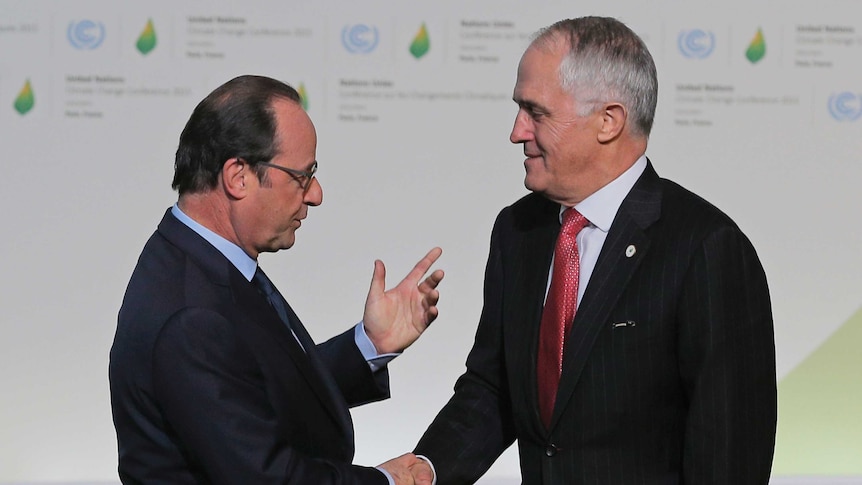 Turnbull shakes hands with Hollande at climate change summit