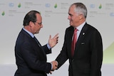 Turnbull shakes hands with Hollande at climate change summit