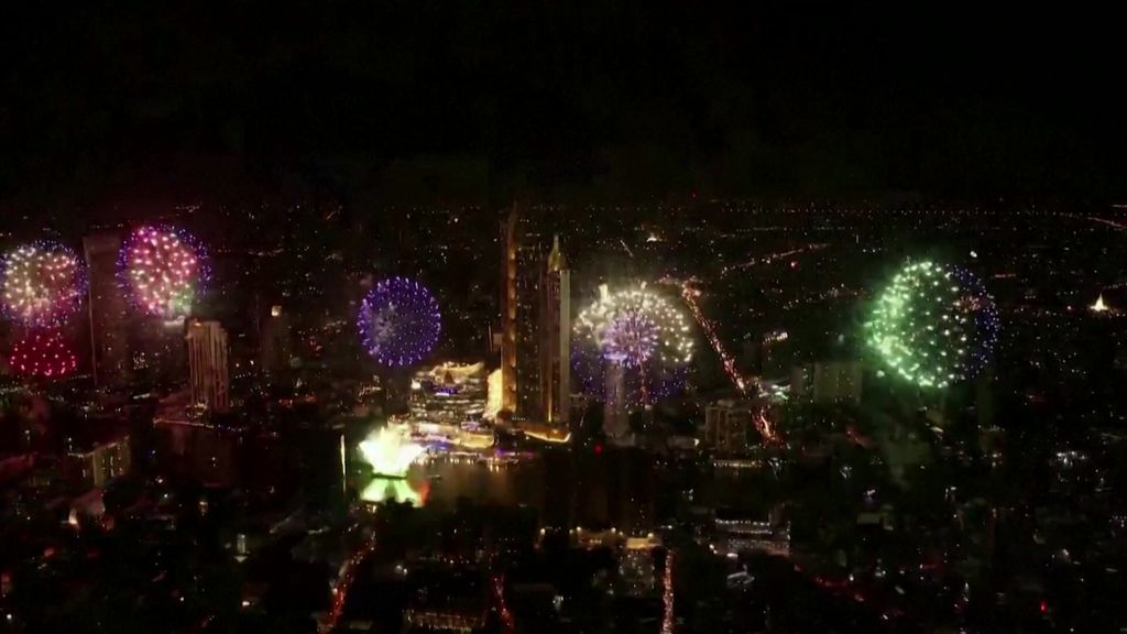 Will Most Business Close On Christmas Eve And New Years Eve 2022 Wary Start To 2022 Due To Threat Of Omicron Covid-19 Variant, With Many  Cities Scaling Down Nye Celebrations - Abc News