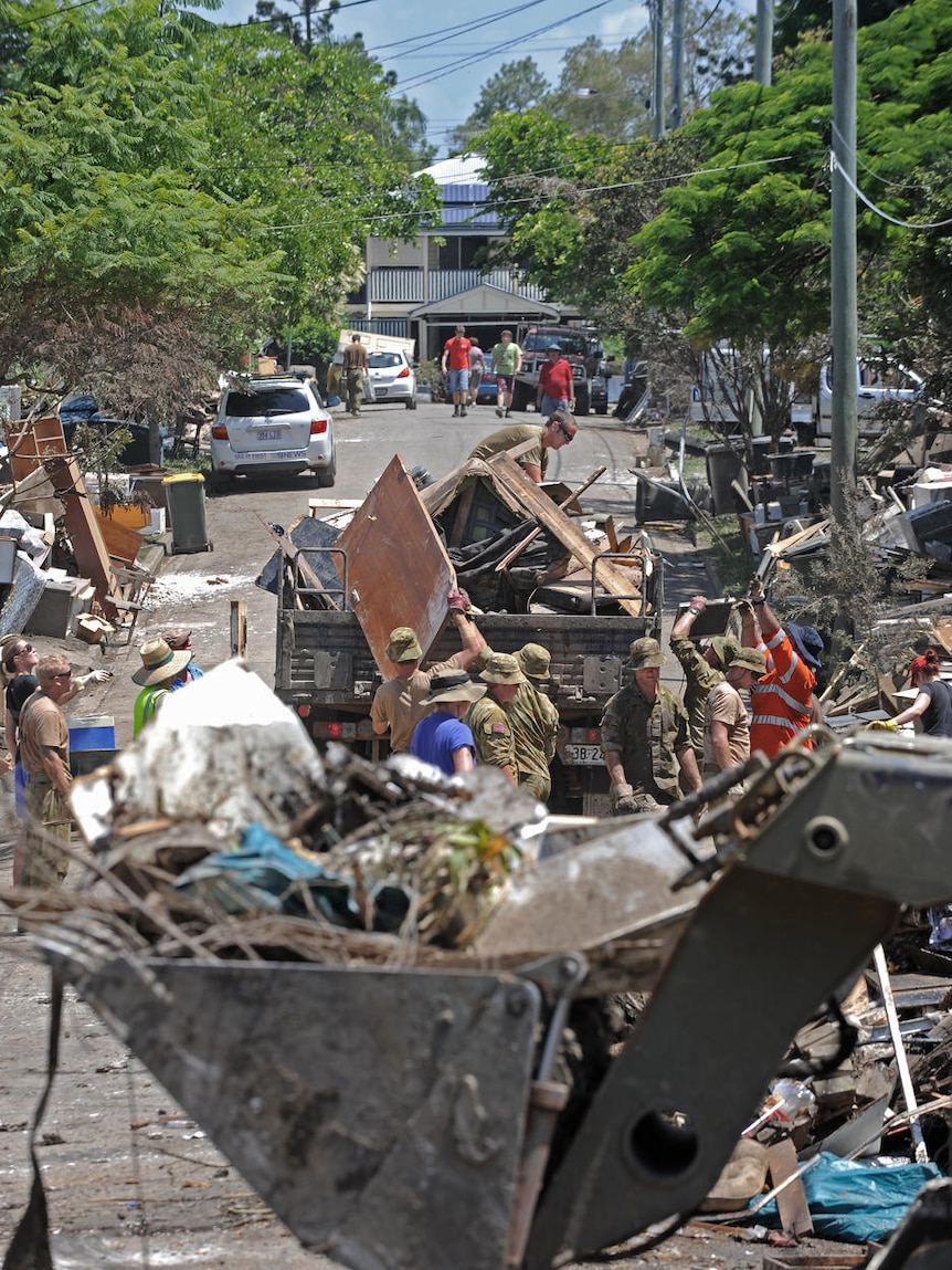 Army joins residents to clean up Brisbane