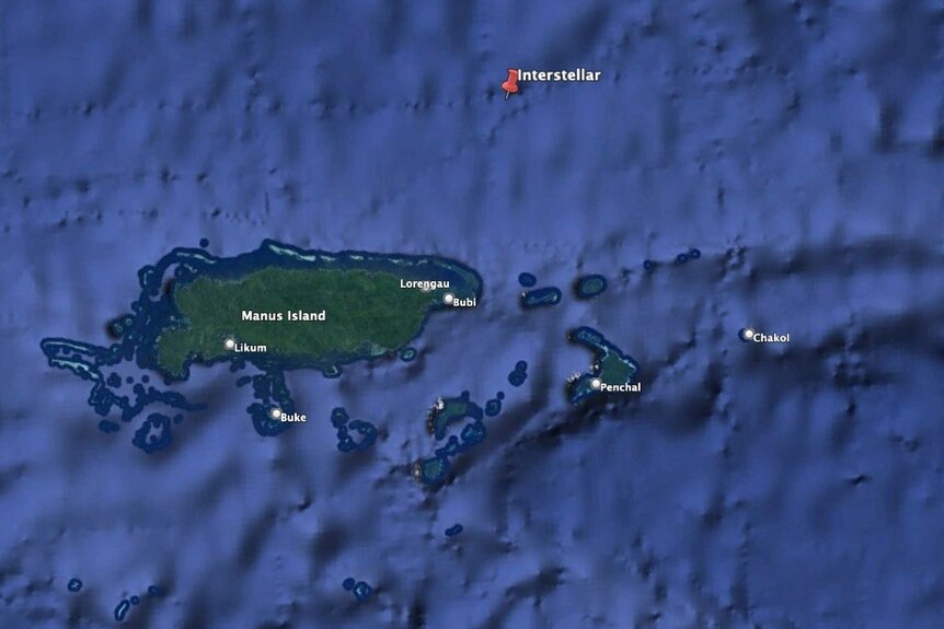 地图显示，在蓝色海洋中，红色图钉所在位置靠近一座绿色岛屿。